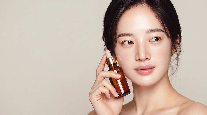 JPG 모델 편집이미지 손 여자 얼굴 관리 화장 상품 피부 피부관리 스킨케어 뷰티풀 의료성형뷰티 세럼 편집실사 AI인물포토 사람 신체부위 뷰티 화장품 CG 파일형식 AI포토 AI콘텐츠