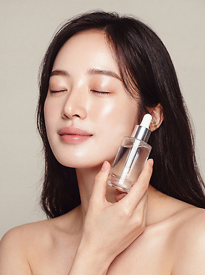 JPG 편집이미지 손 여자 얼굴 실내 표정 관리 화장품 상품 피부 향수 피부관리 스킨케어 뷰티풀 의료성형뷰티 편집실사 AI인물포토 사람 내부 신체부위 뷰티 CG 파일형식 AI포토 AI콘텐츠