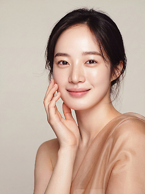 JPG 모델 편집이미지 손 여자 얼굴 포즈 스튜디오 표정 미소 피부 피부관리 스킨케어 뷰티풀 의료성형뷰티 편집실사 AI인물포토 사람 신체부위 뷰티 CG 파일형식 AI포토 AI콘텐츠