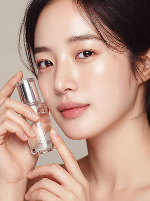 JPG 편집이미지 손 여자 얼굴 미소 화장품 상품 피부 피부관리 스킨케어 뷰티풀 의료성형뷰티 편집실사 AI인물포토 표정 사람 신체부위 뷰티 CG 파일형식 AI포토 AI콘텐츠
