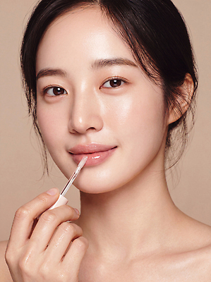 JPG 편집이미지 여자 얼굴 일상 화장 화장품 촉촉함 피부관리 스킨케어 뷰티풀 의료성형뷰티 편집실사 AI인물포토 사람 라이프 신체부위 뷰티 젖음 CG 파일형식 AI포토 생활 AI콘텐츠