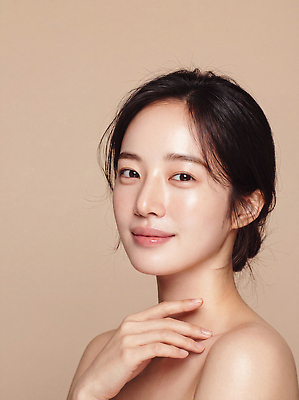JPG 모델 편집이미지 손 여자 얼굴 표정 화장 피부 피부관리 스킨케어 베이지색 뷰티풀 의료성형뷰티 스타일 편집실사 AI인물포토 컬러 사람 신체부위 뷰티 CG 파일형식 AI포토 AI콘텐츠