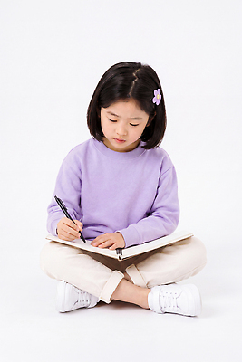 JPG 편집이미지 손 어린이 소녀 펜 귀여움 보라색 공책 기록 일기 집중 창의력 의료성형뷰티 편집실사 AI인물포토 여자 컬러 컨셉 문구용품 사람 신체부위 필기구 CG 파일형식 AI포토 오브젝트 AI콘텐츠