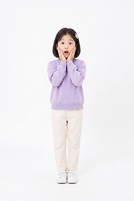 JPG 편집이미지 손 어린이 포즈 바지 표정 소녀 놀람 머리핀 스웨터 아동복 의료성형뷰티 편집실사 AI인물포토 옷 여자 감정 상의 장신구 하의 사람 신체부위 CG 파일형식 AI포토 AI콘텐츠
