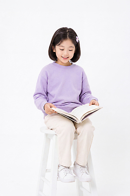 JPG 편집이미지 어린이 실내 표정 웃음 소녀 책 독서 보라색 읽기 즐거움 스툴 의료성형뷰티 편집실사 AI인물포토 여자 감정 컬러 의자 모션 사람 내부 CG 파일형식 AI포토 가구 AI콘텐츠 생활용품 오브젝트