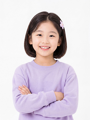 JPG 편집이미지 어린이 포즈 미소 소녀 보라색 머리핀 스웨터 의료성형뷰티 스타일 편집실사 AI인물포토 여자 컬러 상의 장신구 표정 사람 CG 파일형식 AI포토 옷 AI콘텐츠