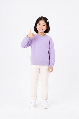 JPG 편집이미지 여자 어린이 바지 웃음 소녀 보라색 엄지손가락 스웨터 긍정적 의료성형뷰티 스타일 편집실사 AI인물포토 감정 컬러 상의 손가락 하의 표정 사람 CG 파일형식 AI포토 손 옷 AI콘텐츠 신체부위