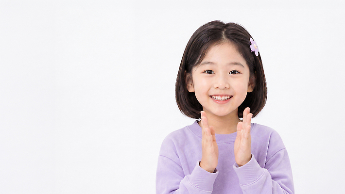 JPG 편집이미지 손 어린이 놀이 실내 웃음 소녀 머리핀 즐거움 격려 의료성형뷰티 편집실사 AI인물포토 여자 감정 장신구 모션 표정 사람 내부 신체부위 CG 파일형식 AI포토 AI콘텐츠