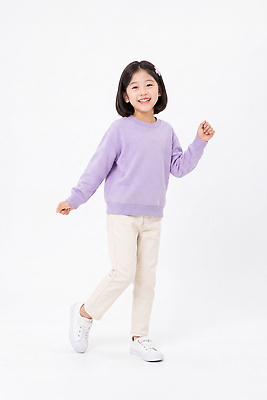 JPG 편집이미지 어린이 포즈 웃음 소녀 보라색 스웨터 스니커즈 의료성형뷰티 편집실사 AI인물포토 여자 컬러 운동화 상의 표정 사람 CG 파일형식 AI포토 옷 신발 AI콘텐츠
