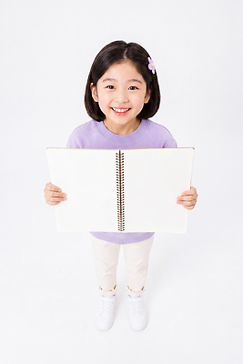 JPG 편집이미지 손 어린이 운동화 셔츠 바지 표정 웃음 소녀 일상 학습 보라색 공책 기쁨 의료성형뷰티 편집실사 AI인물포토 여자 교육 감정 컬러 신발 상의 하의 문구용품 사람 라이프 신체부위 CG 파일형식 AI포토 옷 생활 오브젝트 AI콘텐츠