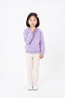 JPG 편집이미지 어린이 손가락 표정 소녀 머리 보라색 입 스웨터 조용 요청 의료성형뷰티 편집실사 AI인물포토 손 여자 컬러 상의 사람 신체부위 CG 파일형식 AI포토 옷 AI콘텐츠