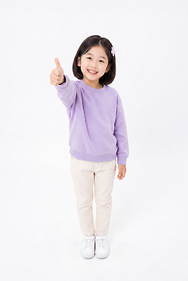 JPG 편집이미지 손 어린이 운동화 바지 손가락 웃음 손짓 소녀 엄지손가락 스웨터 의료성형뷰티 편집실사 AI인물포토 여자 신발 상의 모션 하의 표정 사람 신체부위 CG 파일형식 AI포토 옷 AI콘텐츠