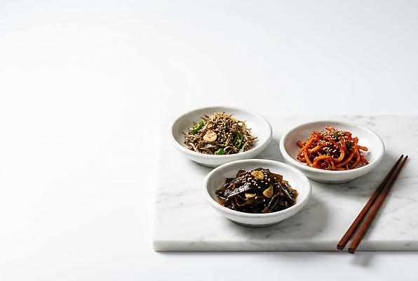JPG 편집이미지 그릇 한식 젓가락 반찬 요리 식사 맛 멸치볶음 오징어채 편집실사 AI포토 식기 음식 컨셉 수저 CG 볶음 건어물 파일형식 AI콘텐츠