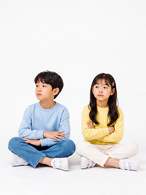 JPG 편집이미지 옷 어린이 표정 남매 앉기 소녀 소년 친구 마주보기 의료성형뷰티 편집실사 AI인물포토 여자 남자 가족 관계 모션 사람 CG 파일형식 AI포토 AI콘텐츠