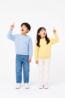 JPG 편집이미지 어린이 장난 하늘 표정 남매 소녀 소년 두명 친구 놀람 가리킴 관심 의료성형뷰티 편집실사 AI인물포토 여자 남자 감정 가족 관계 사람 손짓 CG 파일형식 AI포토 모션 AI콘텐츠