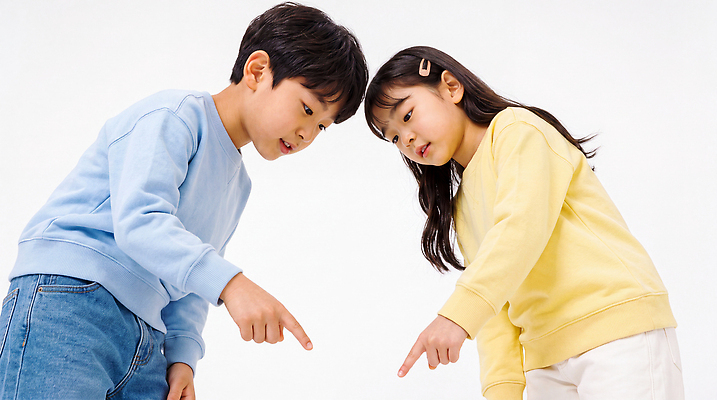 JPG 편집이미지 어린이 손가락 놀이 바닥 남매 이야기 소녀 소년 친구 가리킴 호기심 의료성형뷰티 상호작용 편집실사 AI인물포토 손 여자 남자 감정 컨셉 가족 관계 사람 손짓 CG 파일형식 AI포토 모션 신체부위 AI콘텐츠