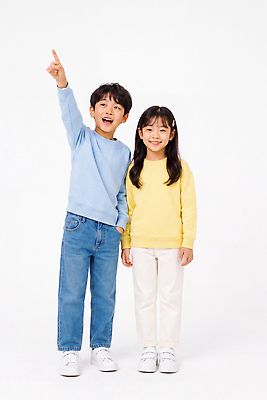 JPG 편집이미지 옷 어린이 손가락 함께함 남매 서기 웃음 소녀 소년 친구 가리킴 밝은색 의료성형뷰티 편집실사 AI인물포토 손 여자 남자 컨셉 가족 관계 모션 표정 사람 손짓 CG 파일형식 AI포토 신체부위 AI콘텐츠