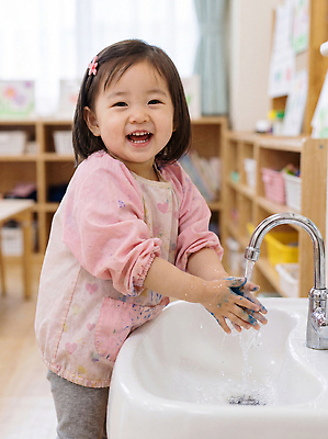 JPG 편집이미지 교육 어린이 교실 놀이 웃음 생활 물 위생 세면대 손씻기 의료성형뷰티 편집실사 AI인물포토 자연요소 학교 표정 사람 씻기 CG 파일형식 AI포토 청결 AI콘텐츠