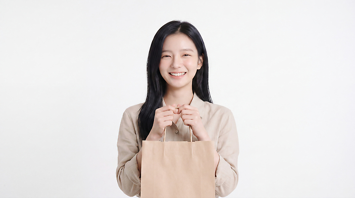 JPG 편집이미지 손 여자 패션 감정 표정 밝음 미소 사람 쇼핑 쇼핑백 체험 소비 의료성형뷰티 편집실사 AI인물포토 컨셉 가방 신체부위 CG 파일형식 AI포토 잡화 AI콘텐츠