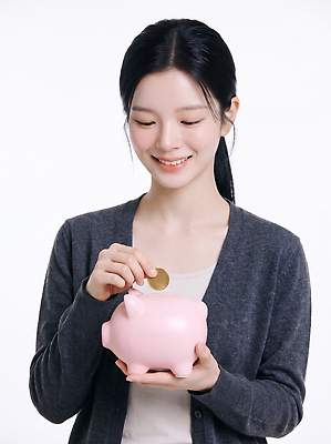 JPG 편집이미지 여자 행복 웃음 일상 금융 경제 스마트폰 동전 저축 돼지저금통 계획 소지품 의료성형뷰티 편집실사 AI인물포토 감정 컨셉 돈 표정 사람 라이프 핸드폰 스마트기기 저금통 CG 오브젝트 파일형식 AI포토 생활 전자제품 재산 AI콘텐츠