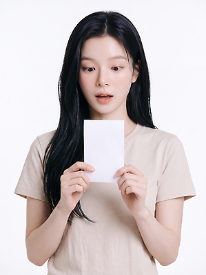 JPG 편집이미지 손 시선 여자 종이 얼굴 표정 상반신 머리카락 촬영 놀람 의료성형뷰티 편집실사 AI인물포토 감정 사람 신체부위 머리 CG 파일형식 AI포토 AI콘텐츠