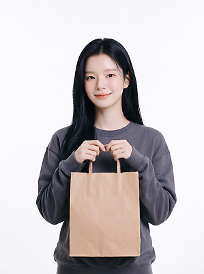 JPG 편집이미지 손 옷 여자 포즈 가방 일상 쇼핑백 의료성형뷰티 스타일 단순 편집실사 AI인물포토 잡화 사람 라이프 신체부위 CG 파일형식 AI포토 생활 AI콘텐츠