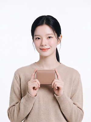 JPG 모델 편집이미지 손 옷 포즈 실내 미소 사람 갈색 촬영 오브젝트 의료성형뷰티 편집실사 AI인물포토 컬러 표정 내부 신체부위 CG 파일형식 AI포토 AI콘텐츠