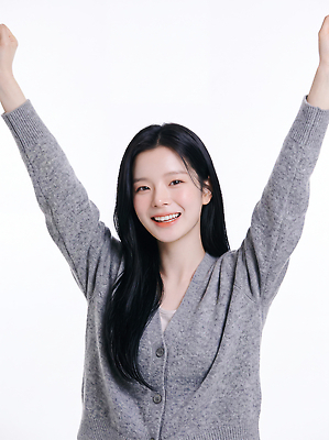 JPG 편집이미지 손 여자 행복 감정 포즈 표정 웃음 회색 카디건 긍정 팔 손흔들기 의료성형뷰티 편집실사 AI인물포토 컬러 컨셉 모션 사람 신체부위 외투 CG 파일형식 AI포토 상의 AI콘텐츠 옷