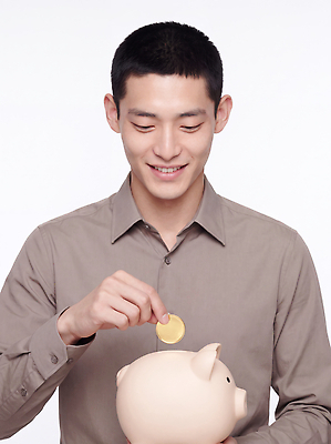 JPG 편집이미지 손 남자 돈 실내 미소 금융 경제 동전 기쁨 저축 저금통 의료성형뷰티 편집실사 AI인물포토 감정 표정 사람 내부 신체부위 재산 CG 파일형식 AI포토 AI콘텐츠