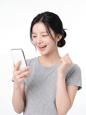 JPG 편집이미지 손 여자 행복 티셔츠 표정 대화 웃음 스마트폰 놀람 기쁨 회색 확인 소통 의료성형뷰티 편집실사 AI인물포토 감정 컬러 컨셉 셔츠 말하기 사람 신체부위 핸드폰 스마트기기 CG 파일형식 AI포토 상의 모션 전자제품 AI콘텐츠 옷