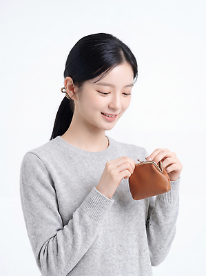 JPG 편집이미지 손 여자 패션 밝음 미소 동전 귀걸이 공간 오픈 지갑 오브젝트 의료성형뷰티 편집실사 AI인물포토 돈 장신구 표정 사람 신체부위 CG 파일형식 AI포토 재산 AI콘텐츠 금융 경제