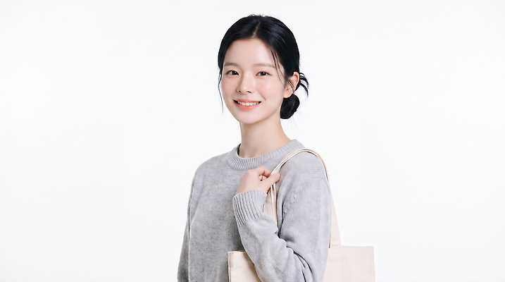 JPG 편집이미지 여자 패션 가방 웃음 일상 유행 흰배경 의료성형뷰티 스타일 편집실사 AI인물포토 잡화 표정 사람 라이프 흰색 CG 파일형식 AI포토 컬러 생활 AI콘텐츠