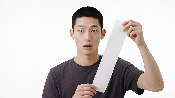 JPG 편집이미지 손 남자 종이 티셔츠 표정 사람 촬영 놀람 의료성형뷰티 편집실사 AI인물포토 감정 셔츠 신체부위 CG 파일형식 AI포토 상의 AI콘텐츠 옷