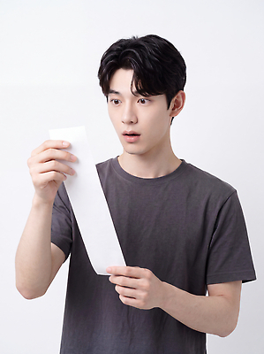 JPG 편집이미지 손 남자 종이 티셔츠 실내 표정 놀람 회색 읽기 주목 의료성형뷰티 차분 편집실사 AI인물포토 감정 컬러 컨셉 셔츠 모션 사람 내부 신체부위 CG 파일형식 AI포토 상의 AI콘텐츠 옷