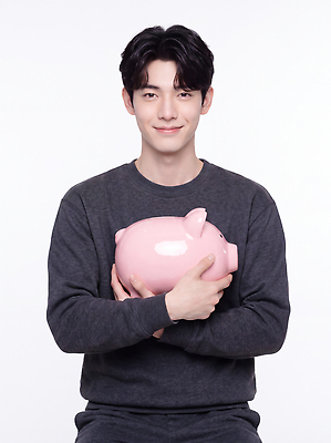 JPG 편집이미지 남자 분홍색 돈 안기 미소 사람 금융 저축 돼지저금통 재테크 의료성형뷰티 단순 편집실사 AI인물포토 컬러 모션 표정 경제 저금통 재산 CG 파일형식 AI포토 AI콘텐츠