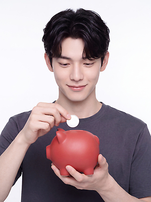 JPG 편집이미지 남자 감정 돈 생활 금융 동전 저축 저금통 소비 목표 계획 자산관리 재정 의료성형뷰티 편집실사 AI인물포토 컨셉 사람 경제 재산 CG 파일형식 AI포토 AI콘텐츠