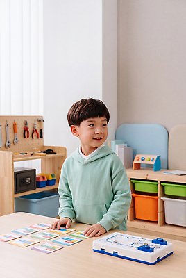 JPG 편집이미지 교육 교실 놀이 탁자 소년 학습 장난감 도구 엔지니어 즐거움 의료성형뷰티 편집실사 AI인물포토 남자 감정 어린이 가구 학교 기술자 CG 파일형식 AI포토 직업 생활용품 사람 AI콘텐츠 오브젝트