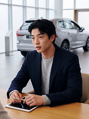JPG 편집이미지 남자 의자 자동차 영업 대화 정장 태블릿 영업사원 의료성형뷰티 편집실사 AI인물포토 옷 육상교통 가구 비즈니스 말하기 사람 전자제품 스마트기기 직장인 CG 파일형식 AI포토 직업 교통수단 생활용품 모션 AI콘텐츠 교통 오브젝트