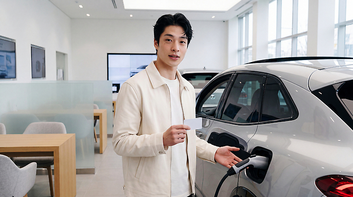 JPG 편집이미지 남자 안내 영업 전기에너지 서비스 영업사원 전기자동차 충전기 의료성형뷰티 편집실사 AI인물포토 비즈니스 자동차 사람 기계 에너지 직장인 CG 충전 파일형식 AI포토 직업 육상교통 AI콘텐츠 교통수단 교통