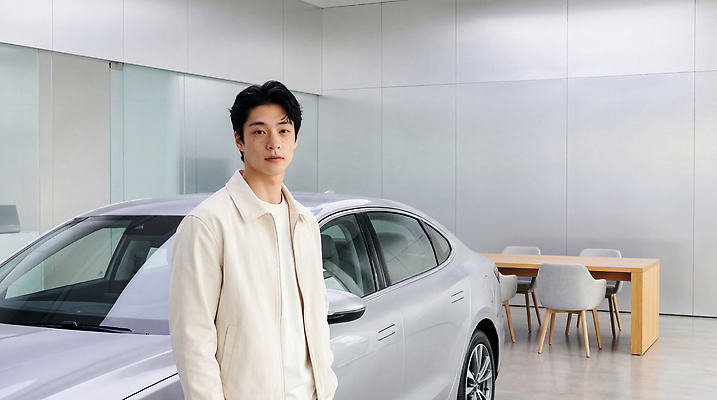JPG 편집이미지 남자 자동차 영업 판매 실버 상담 영업사원 의료성형뷰티 편집실사 AI인물포토 노년 육상교통 비즈니스 사람 직장인 CG 파일형식 AI포토 직업 교통수단 성인 AI콘텐츠 교통