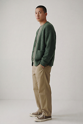 JPG 모델 편집이미지 패션 남자 바지 캐주얼 초록색 가을 남성복 카디건 의료성형뷰티 스타일 편집실사 AI인물포토 AI콘텐츠 옷 계절 컬러 하의 사람 외투 CG 파일형식 AI포토 상의