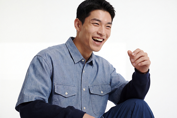 JPG 편집이미지 남자 표정 작업복 웃음 친구 즐거움 작업자 의료성형뷰티 편집실사 AI인물포토 AI콘텐츠 옷 감정 관계 사람 CG 파일형식 AI포토