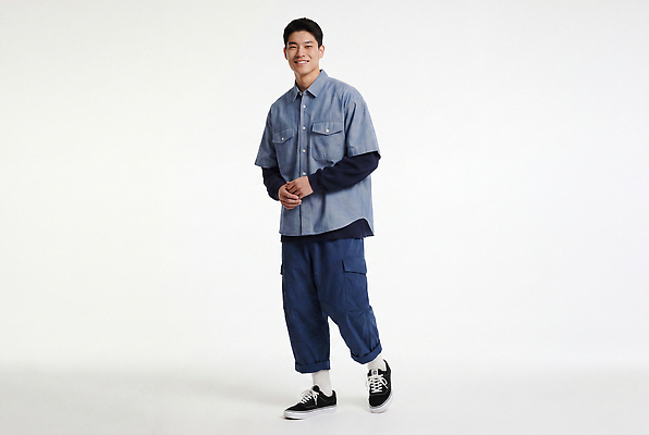 JPG 편집이미지 패션 남자 포즈 운동화 스튜디오 작업복 웃음 캐주얼 운동복 작업자 의료성형뷰티 스타일 편집실사 AI인물포토 AI콘텐츠 옷 신발 표정 사람 CG 파일형식 AI포토