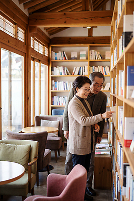 JPG 편집이미지 노년 문화 의자 선반 사람 책 독서 노부부 공간 선택 도서관 서재 의료성형뷰티 편집실사 AI인물포토 AI콘텐츠 부부 교육 가구 컨셉 성인 CG 파일형식 AI포토 커플 생활용품 관계 오브젝트