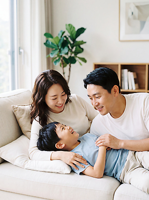 JPG 편집이미지 여자 남자 행복 어린이 거실 가족 놀이 대화 웃음 일상 부모 소파 햇빛 편안함 즐거움 소통 의료성형뷰티 편집실사 AI인물포토 감정 컨셉 의자 관계 표정 말하기 사람 라이프 빛 감각 CG 파일형식 AI포토 가구 모션 생활 AI콘텐츠 생활용품 오브젝트