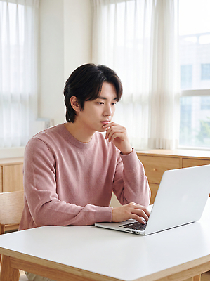JPG 편집이미지 학생 손 남자 생각 의자 노트북 학습 컴퓨터 사무실 방 작업 집중 책상 의료성형뷰티 편집실사 AI인물포토 교육 가구 컨셉 비즈니스 사람 신체부위 전자제품 CG 파일형식 AI포토 생활용품 AI콘텐츠 오브젝트