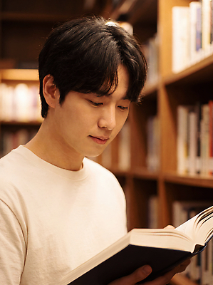 JPG 편집이미지 남자 조명 책 학습 독서 교양 정보 도서관 집중 페이지 의료성형뷰티 편집실사 AI인물포토 교육 컨셉 사람 CG 파일형식 AI포토 AI콘텐츠