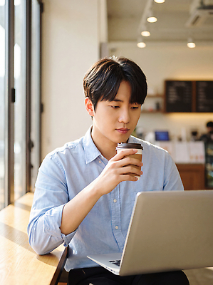 JPG 편집이미지 남자 커피 음료 탁자 휴식 노트북 카페 업무 작업 집중 의료성형뷰티 편집실사 AI인물포토 가구 컨셉 사람 전자제품 상점 CG 파일형식 AI포토 생활용품 AI콘텐츠 오브젝트