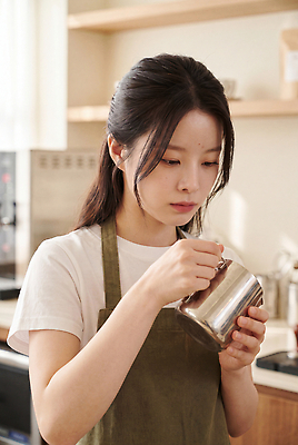 JPG 편집이미지 여자 커피 음료 상점 카페 작업 집중 준비 바리스타 의료성형뷰티 편집실사 AI인물포토 직업 컨셉 사람 CG 파일형식 AI포토 AI콘텐츠