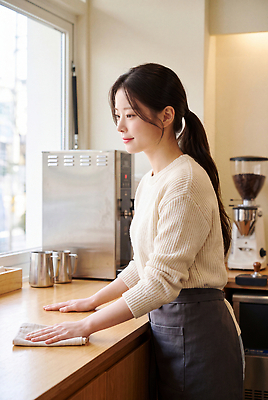 JPG 편집이미지 옷 여자 커피 음료 일상 카페 작업 계산대 바리스타 나무탁자 의료성형뷰티 편집실사 AI인물포토 직업 탁자 사람 라이프 상점 CG 파일형식 AI포토 가구 생활 AI콘텐츠 생활용품 오브젝트
